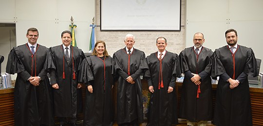 Advogado preside sessão ordinária do TRE-MS