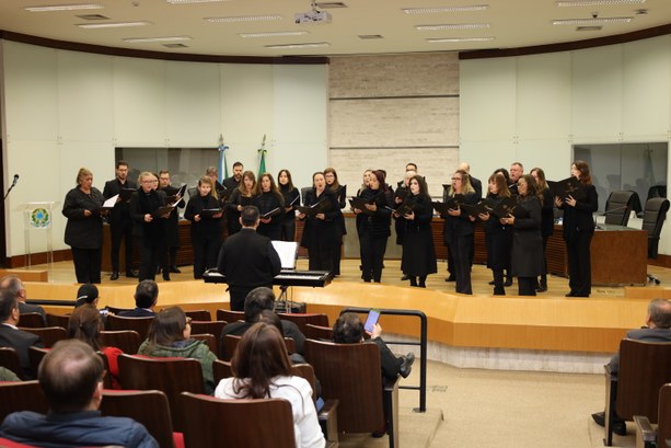Coral do TJMS realiza apresentação cultural no TRE-MS A apresentação, que durou cerca de uma hora, foi realizada no auditório do TRE-MS, que esteve lo...