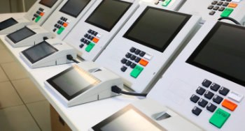 Eleitores de Dourados que votam na Escola Castro Alves e no SEBRAE votarão em novos locais Urnas eletrônicas enfileiradas uma ao lado da outra. Elas são brancas, com uma tela no centro na...