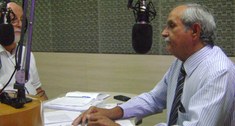 Presidente Desembargador Josué de Oliveira sendo entrevistado no estúdio da rádio com entrevista...