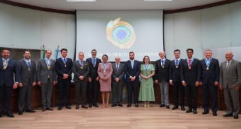 Ouvidoria do TRE-MS homenageia autoridades e servidores com a Comenda do Mérito ao Ouvidor Honraria foi concedida pelo reconhecimento aos serviços prestados à Justiça Eleitoral