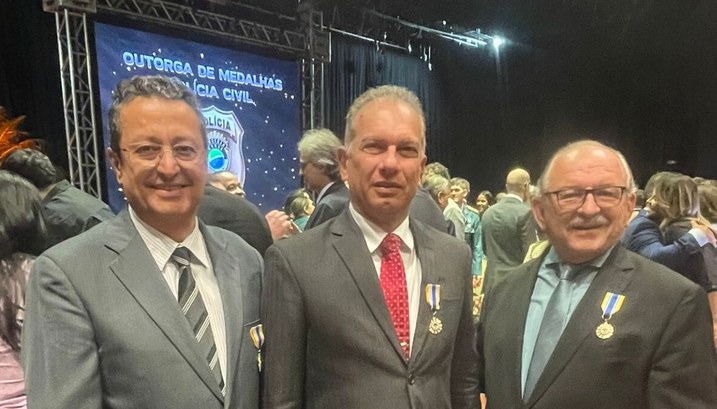 Personalidades do TRE-MS recebem Medalha Prêmio da PC/MS A Medalha é um símbolo do reconhecimento a autoridades por suas contribuições para a segurança p...