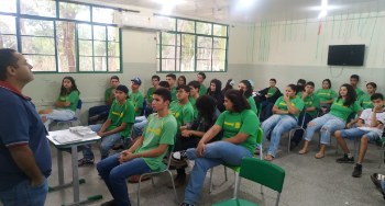 Projeto "Cartório Cidadão" foi realizado na 14ª e 18ª Zonas Eleitorais Foto de uma sala de aula em uma escola estadual. Professor na frente apresentando e alunos com u...