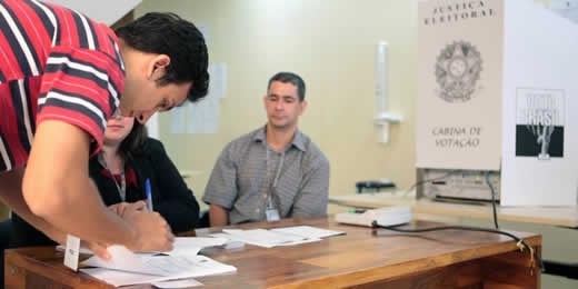 Título de eleitor Mesários verificando o local de votação de eleitor.