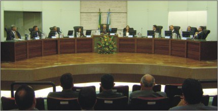 TRE-MS Abertura do Ano Judiciário Eleitoral Membros do TRE-MS no plenário e servidores assistindo a solenidade.