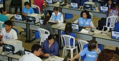 Eleitores sendo antedimentos em período próximo ao fechamento do cadastro, na CAE na capital.