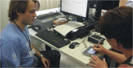 Eleitora fazendo o recadastramento biométrico em Sidrolândia/MS.