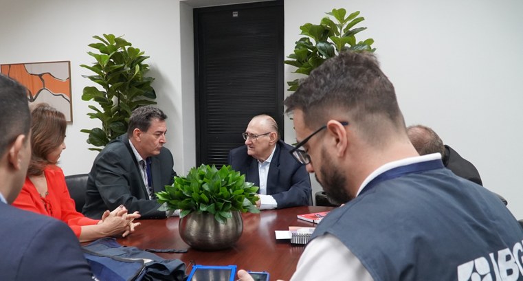 TRE-MS cede espaço para novo ponto de coleta de dados do IBGE Fotografia da reunião do presidente do TRE-MS com autoridades do IBGE em Mato Grosso do Sul. Sei...