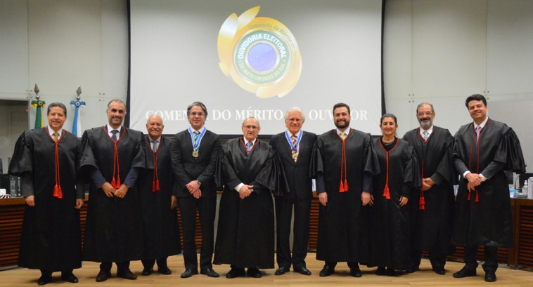 TRE-MS homenageia autoridades com a Comenda de Mérito ao Ouvidor Honraria é símbolo de distinção honorífica às pessoas e instituições que hajam cooperado para o ...
