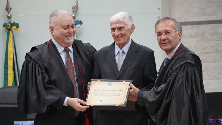 TRE-MS homenageia Des. Sérgio Martins Sobrinho pelos seus 93 anos Primeiro corregedor e segundo presidente do tribunal, magistrado recebeu uma placa comemorativa ...