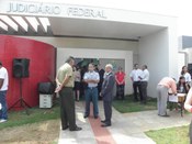 Autoridades e demais participantes da inauguração, em frente a nova sede da 49ª Zona Eleitoral.