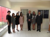 Servidores do TRE-MS, juntamente com o presidente, desembargador Josué de Oliveira, ao lado da p...