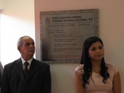 Entre a placa de inauguração, o presidente do TRE-MS, desembargador Josué de Oliveira, e a juíza...
