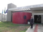 Presidente do TRE-MS, desembargador Josué de Oliveira, em frente ao novo prédio da 49ªZE.