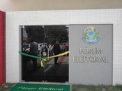 Fita de inauguração na entrada do Fórum Eleitoral.