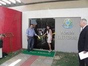 Descerramento da fita de inauguração pelo prefeito de Anastácio, Douglas Melo Figueiredo, e a ju...