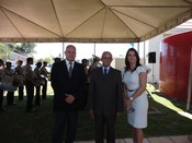 O presidente do TRE-MS, desembargador Josué de Oliveira, entre o servidor do Tribunal, Paulo Cés...