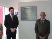 De um lado da placa de inauguração, o presidente do TRE-MS, desembargador Josué de Oliveira, e d...