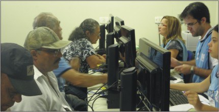 Eleitores de Sidrolândia sendo atendidos no primeiro dia de biometria.