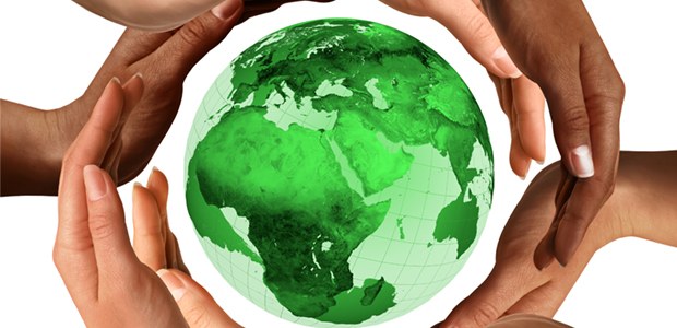 TRE-MS Meio Ambiente Arte conceitual com mãos segurando o planeta Terra simbolizando proteção com o meio ambiente