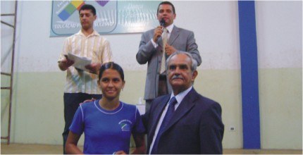 Presidente do TRE-MS, desembargador Josué de Oliveira e o Dr. Alexandre Bastos em uma escola de ...