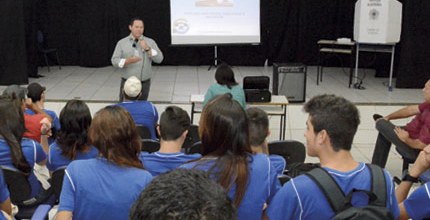 TRE-MS Palestra Ouvidoria EJE Agosto 2014 Servidores do TRE-MS ministram palestra na Escola Hércules Maymone em Campo Grande- MS