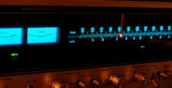 Painel de um rádio.