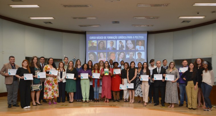 Imagem dos alunos e professores do "Curso básico de Formação Jurídica para a Política" segurando...