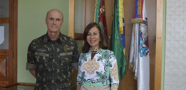 Foto da Desa. Tânia Garcia de Freitas Borges com o Comandante do CMO