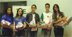Alunos vencedores do I Concurso de Redação do TRE-MS em solenidade de premiação.