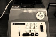 Calculadora mecânica (1960) Utilizada pelos servidores do TRE-MS anterior ao período de informatização
Marca: Olivetti | Mo...