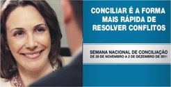 Duas pessoas conversando, na Semana Nacional de Conciliação.