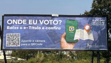 A imagem apresenta um outdoor instalado em espaço público com a arte sobre o e-Título. O fundo d...