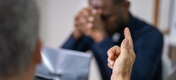 Estão abertas as inscrições para a 20ª edição do Prêmio Innovare #ParaTodosVerem: Card com foto com dois homens. Nela, um homem cabelos grisalhos está de costas ...