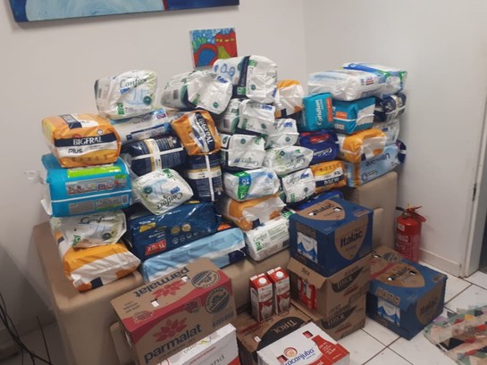 Mais de 600 fraldas e 100 litros de leite foram arrecadados para o Lar do Idoso Sirpha As doações foram entregues na recepção do TRE-MS entre os dias 14 de setembro e 02 de outubro