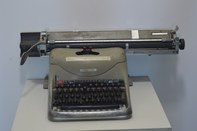 Máquina de escrever manual utilizada por servidores nos trabalhos internos do TRE-MS no período ...