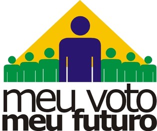 Logomarca da campanha institucional do TRE-MS Meu Voto Meu Futuro, com bonecos à frente e ao fun...