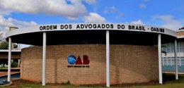 Foto da fachada da Ordem dos Advogados do Brasil (Seccional Mato Grosso do Sul), com prédio em f...