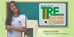 Aluna vencedora do I Concurso de Redação segurando uma pasta, com uma urna ao fundo e a logo do ...