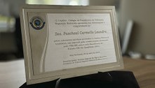 Durante o encontro, o desembargador Paschoal Carmello Leandro foi surpreendido com uma placa con...