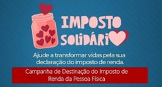 Card na cor azul petróleo com imagem de um potinho de vidro cheio de corações em vermelho, ao la...