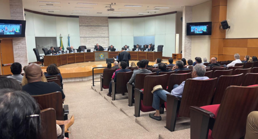 A primeira sessão do ano foi realizada nesta segunda-feira (21)