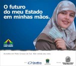 Anúncio da campanha - 3ª Etapa - "O Futuro do Meu Estado". Mulher árabe segura um título de elei...
