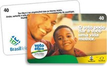 Cartão com um homem e um menino sorrindo. A frase é 'O voto pode dar a você uma vida melhor'.