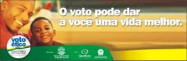 Outdoor com um homem e um menino sorrindo. A frase é 'O voto pode dar a você uma vida melhor'.